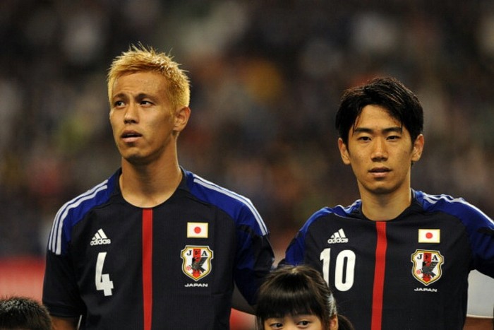 Theo lời của Liên đoàn bóng đá Nhật Bản, tiền vệ kiến thiết đang thi đấu cho Manchester United đã gặp một cơn đau ở phần dưới lưng trong buổi tập cuối cùng các tuyển thủ. Tuy dấu hiệu của chấn thương không nghiêm trọng, nhưng có thể Kagawa sẽ bị nặng hơn nếu gắng sức trên sân.